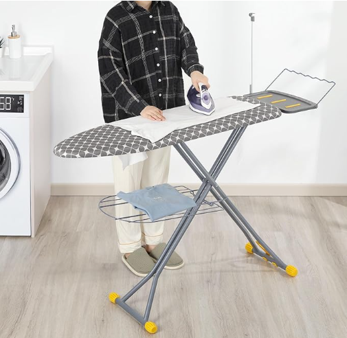 t&aacute;bua de passar roupa montada na parede em tamanho real