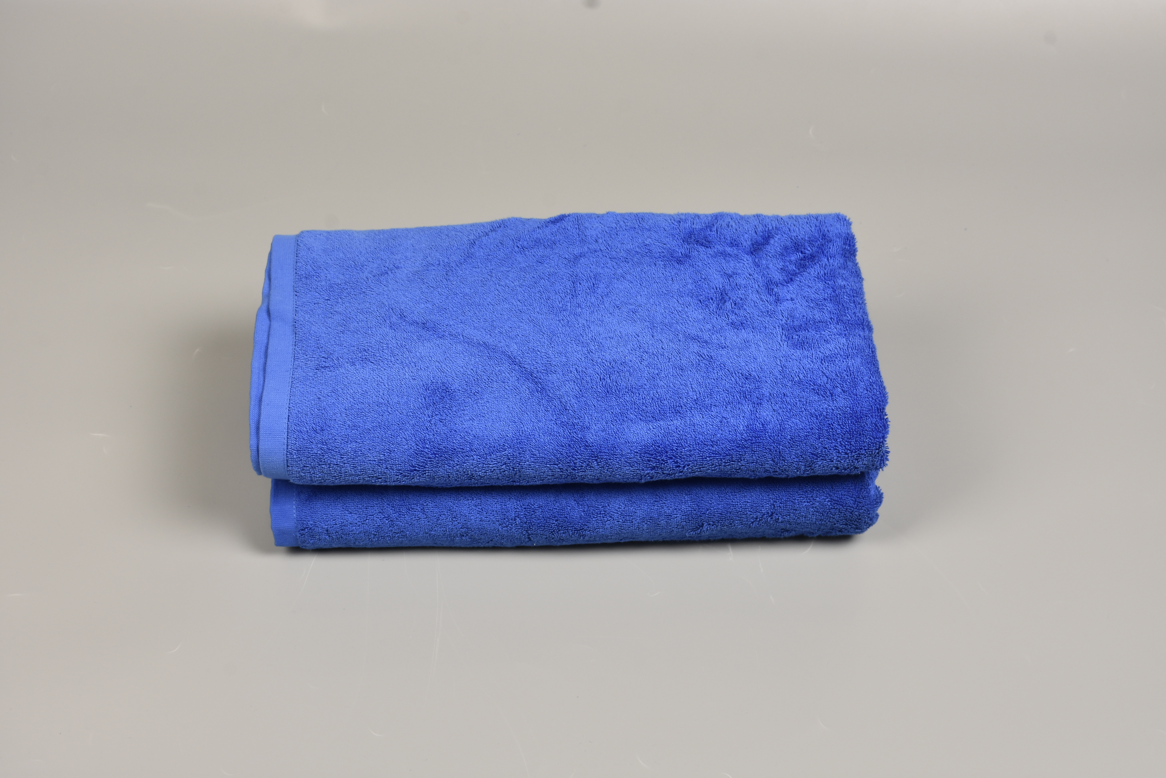 Toalhas de banho premium no quarto de hóspedes após a entrada