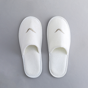 Chinelo de veludo imitado pelo hotel